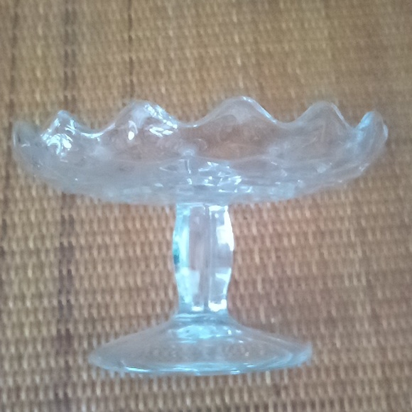 Lovely pressed glass Fostoria  compote and two pressed glass candle holders. - Picture 3 of 5